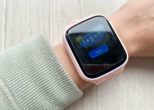 Hodinky GUARDKID+ 4G Platinum black umožnia precvičovanie matematiky a angličtiny hravou formou
