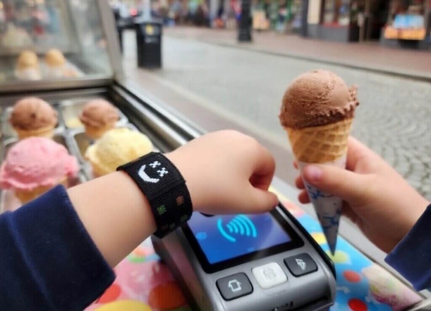 CARNEO Pay má kompaktné rozmery a elastický tvar.