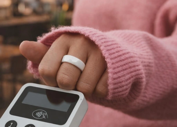 S Carneo Pay Ring vybav&iacute;te platbu za okamih jedin&yacute;m plynul&yacute;m pohybom ruky.