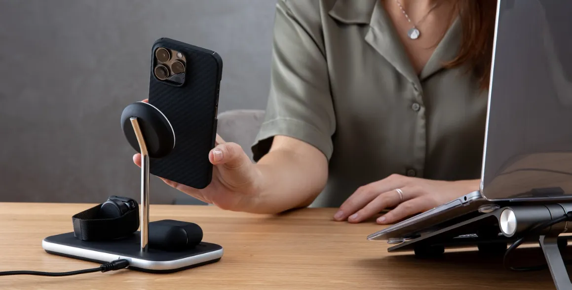 Epico 3in1 MagSafe nie je len praktický, ale aj dizajnový kúsok, ktorý vďaka prémiovým materiálom strhne na seba nejedno zvedavé oko.