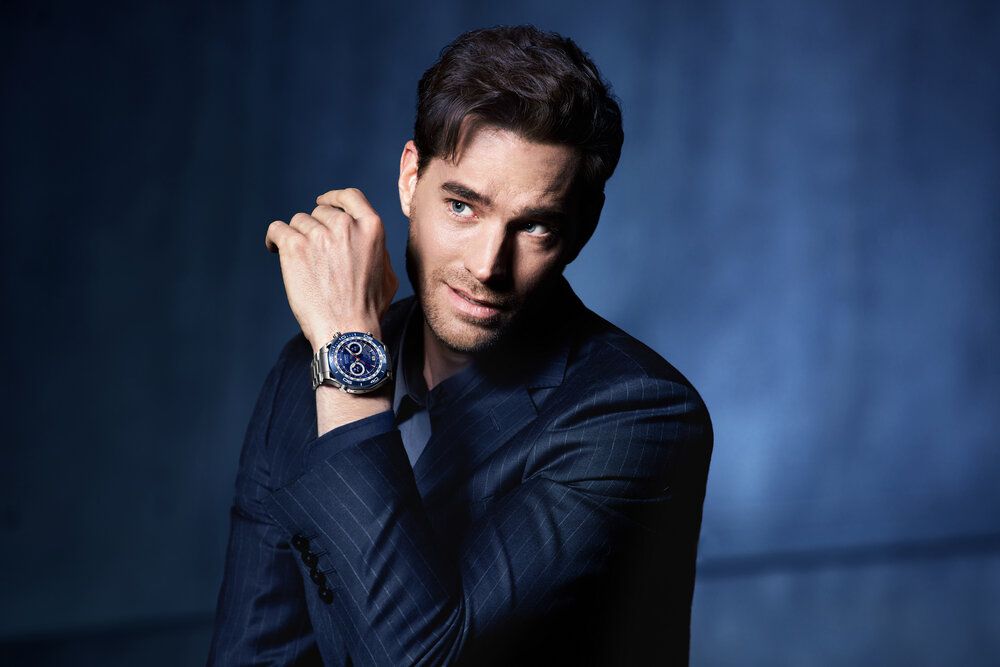 Muž, so štýlovými smart hodinkami Huawei Watch