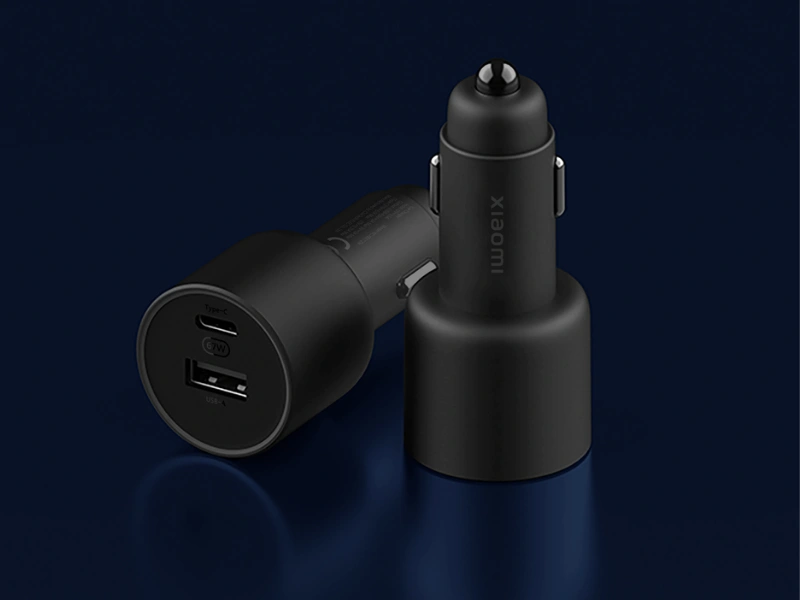 Pribalený duálny adaptér autonabíjačky Xiaomi 50W Wireless Car Chargers USB-C a USB-A portom nabíje až 2 zariadenia súčasne.