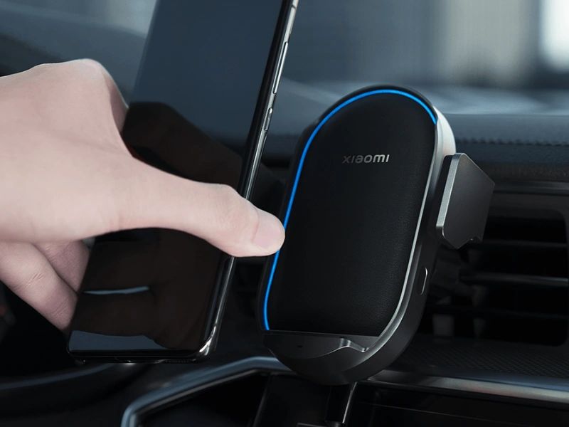 Mikrovlnný senzor automaticky a pevne zovrie ramená hneď po priblížení zariadenia k autonabíjačke Xiaomi 50W Wireless Car Charger.