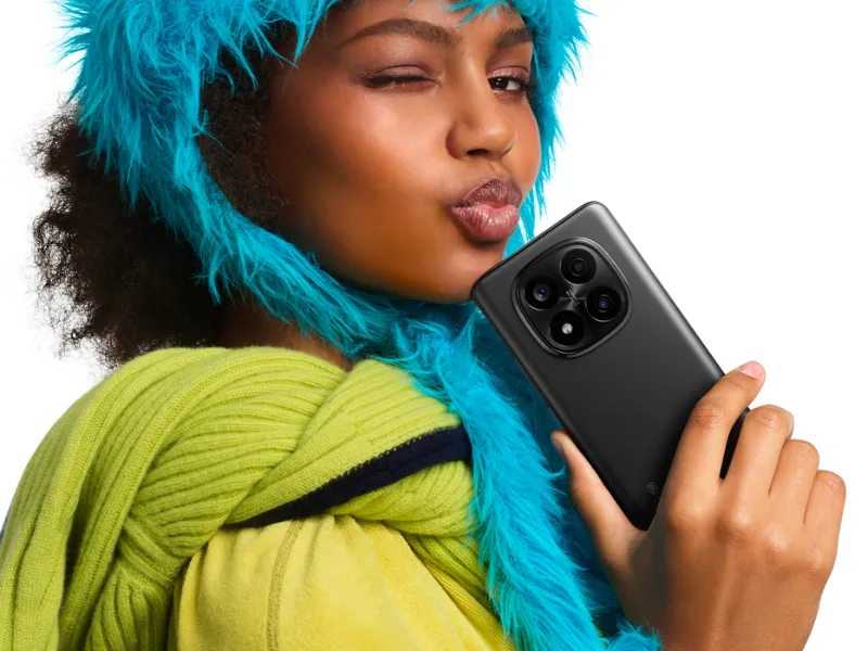 Čierna farba telefónu a ikonický dizajn telefónu Redmi Note 14 Pro+ 5G je zárukou, že upútate nejedno zvedavé oko.