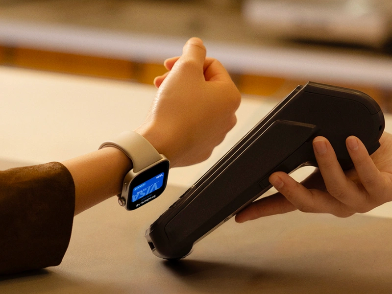 Vďaka integrovanej podpore NFC pre karty Mastercard&reg; a Visa&reg; stač&iacute; k platobn&eacute;mu termin&aacute;lu letmo priložiť hodinky Redmi Watch 6 NFC a m&aacute;te zaplaten&eacute;.
