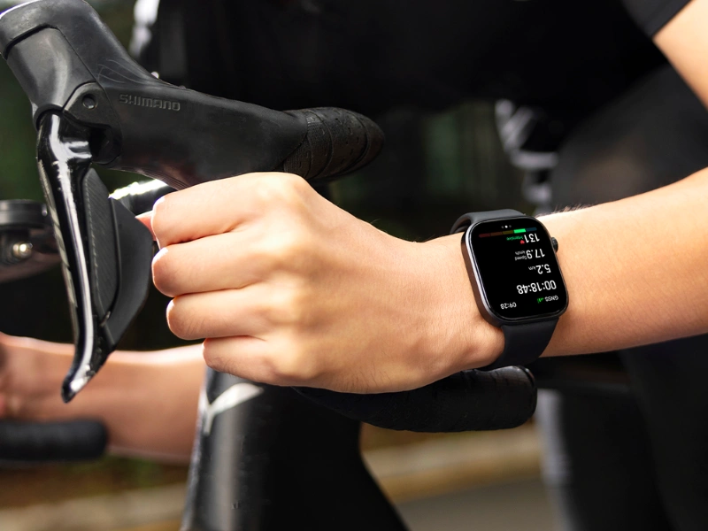 Nasaďte si hodinky Redmi Watch 6 NFC korunkou k lakťu a zabudnite na n&aacute;hodn&eacute; pauznutie tr&eacute;ningu pri klikoch či jazde na bicykli.