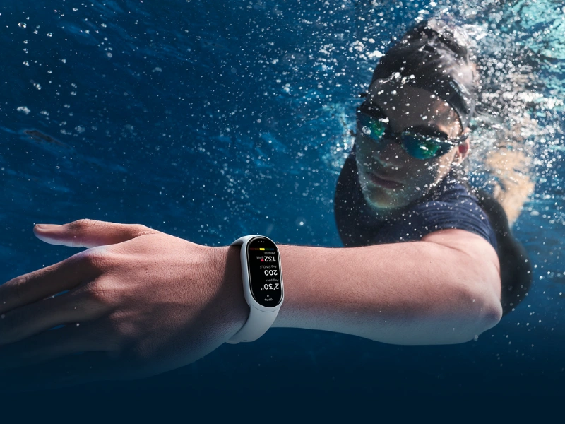 Xiaomi Band 10 vďaka 9-osovému snímaču a podpore AI sleduje počet kôl s presnosťou až 96 % a po prvý raz meria tep aj počas plávania v reálnom čase.