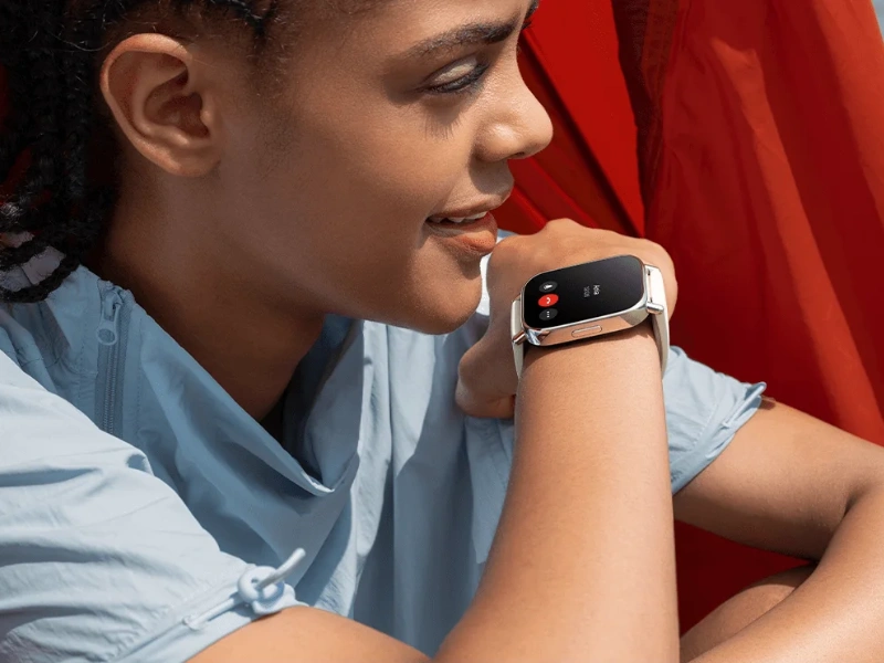 S hodinkami Watch 5 Lite môžete, vďaka technológii potlačenia šumu vetra, prijať hovor priamo počas behu.