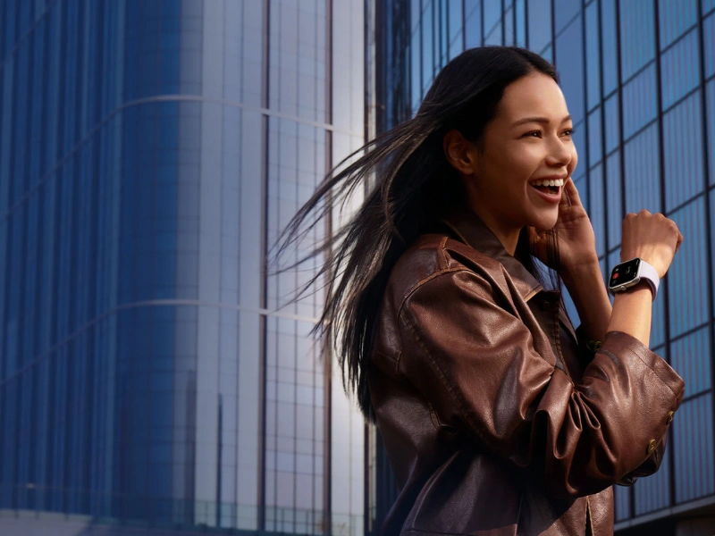 S hodinkami Watch 5 môžete, vďaka technológii potlačenia šumu vetra, prijať hovor priamo počas behu.