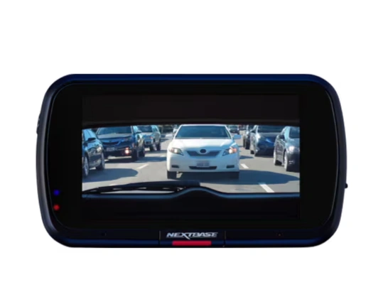 Pripojte Rear View Camera k hlavnej kamere a tá si automaticky nastaví rozlíšenie, aby mohla nahrávať dva záznamy súčasne.
