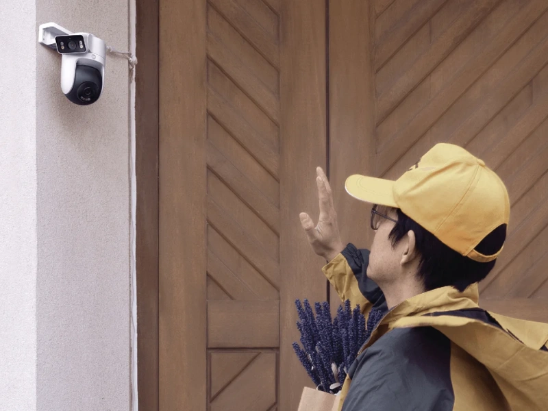 Dajte inštrukcie kuriérovi alebo odstrašte narušiteľa – kamera Xiaomi CW500 Dual vám dáva hlas a umožňuje vám hovoriť s kýmkoľvek na vašom pozemku.