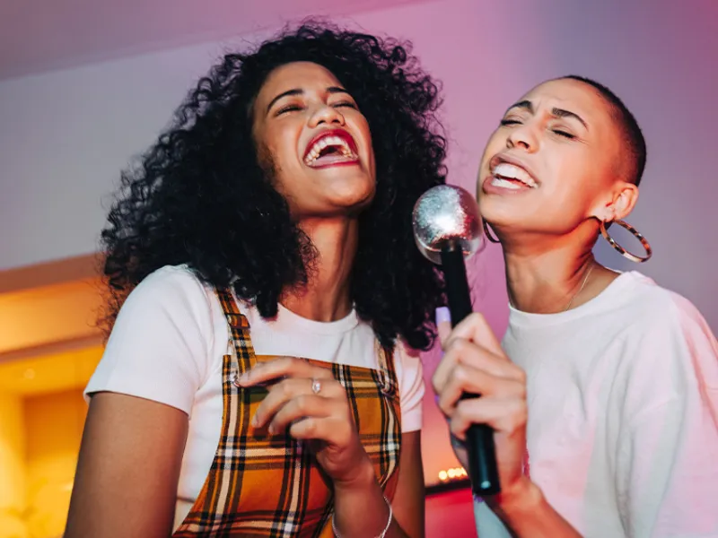 Pripojte 2 mikrofóny k AV receiveru AKAI AS005RA-750B a odpáľte skvelú karaoke párty.