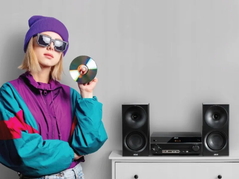 Jednoducho vložte do mikrosystému AKAI AM-301 BK hudobné CD, CD-R-RW / MP3 a znovu prežite spomienky ukryté v každej skladbe.