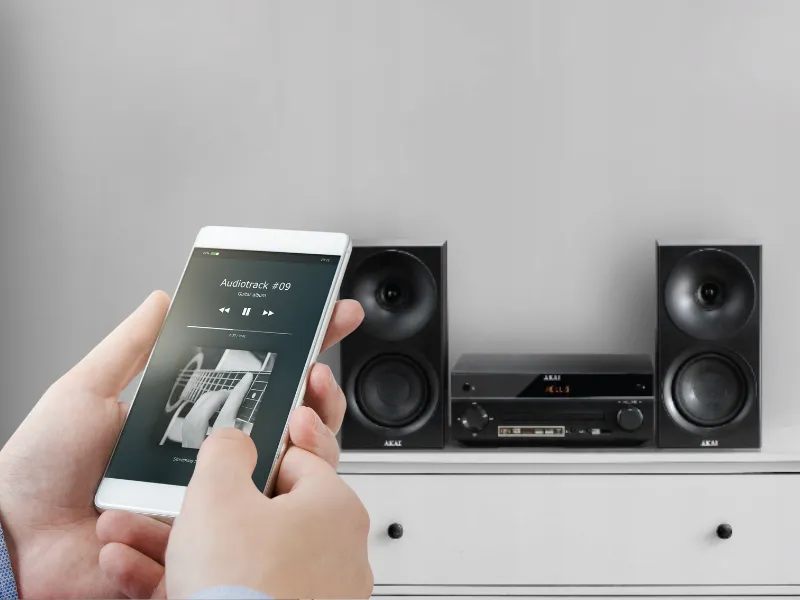 Jednoducho vložte do mikrosystému AKAI AM-301 BK hudobné CD, CD-R-RW / MP3 a znovu prežite spomienky ukryté v každej skladbe.