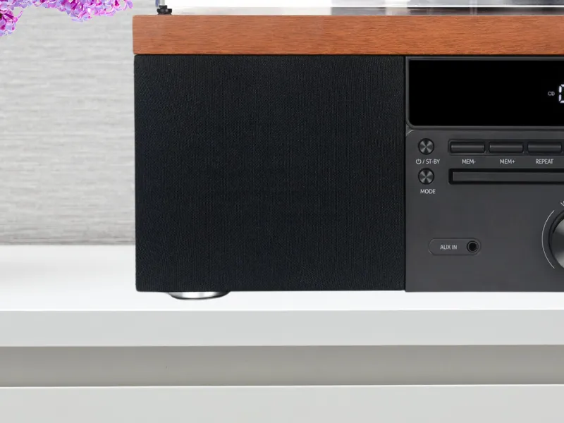 Vďaka 2 vstavaným reproduktorom gramofónu Akai ATT-14BT s výkonom 2 x 5 W si svoje vinyly vychutnáte kdekoľvek, a to bez káblov či zložitej prípravy.