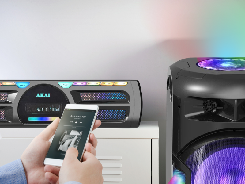 Bluetooth pripojenia k párty reproduktoru Akai Y3, USB port alebo slot pre micro SD kartu a zažite perfektnú párty kdekoľvek ste.