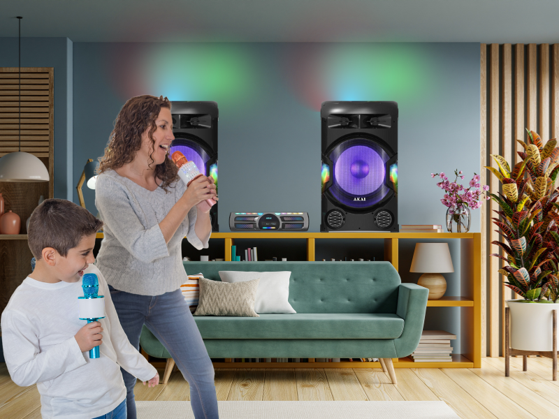 Pripojte mikrofón k párty reproduktoru Akai Y3 a premeňte váš večer na epickú karaoke párty plnú smiechu, hudby a nezabudnuteľných momentov s vašimi najbližšími.