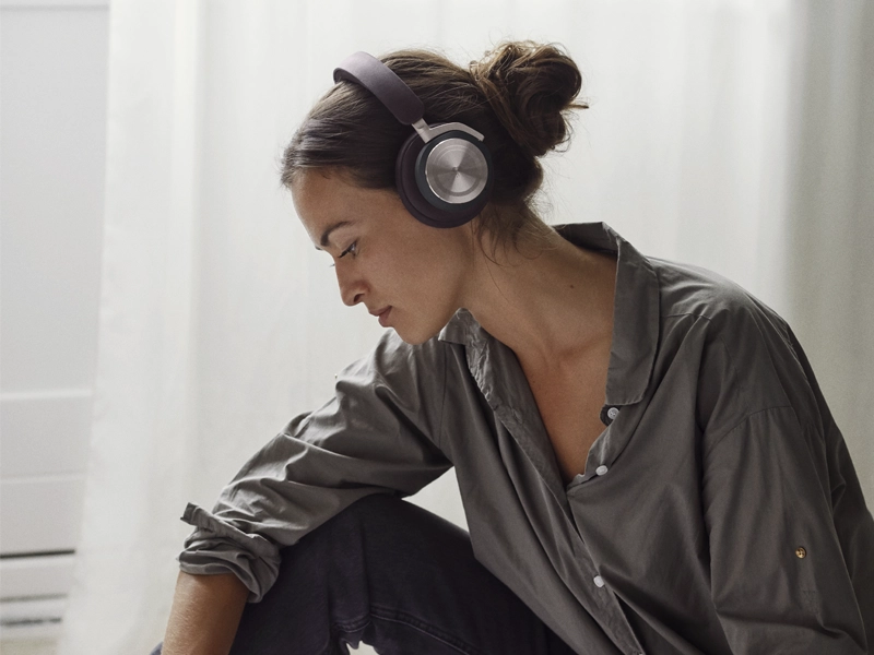 Beoplay_HX_Black_Anthracite na ušiach