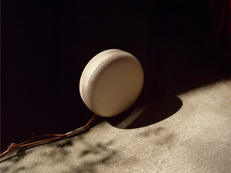 Beosound_A1_2ndGen_Gold_Tone_bluetooth reproduktor