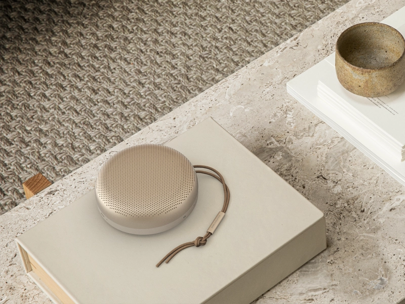 Beosound_A1_2ndGen_Gold_Tone_bluetooth reproduktor