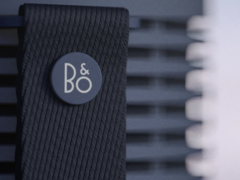 Beosound_Explore_Navy karabína