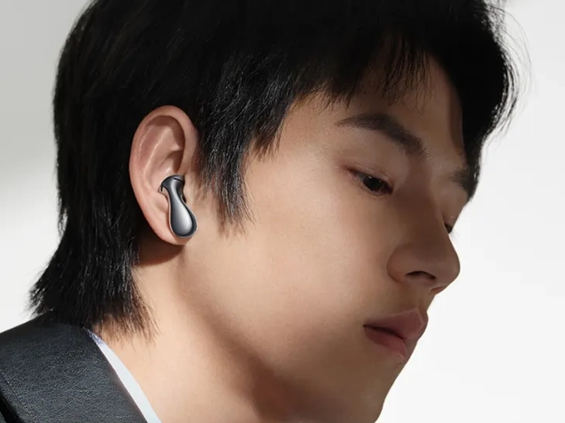 Huawei_Freebuds_5_Silver v uchu