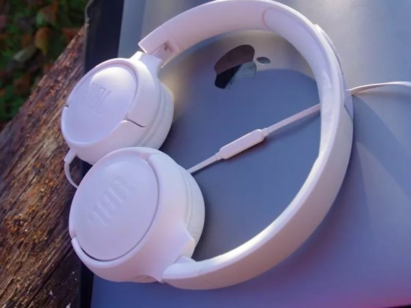 JBL_TUNE500_White_pripojene
