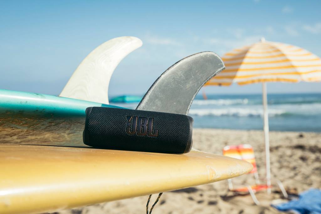 bezdrôtový reproduktor jbl flip 6 na surfe