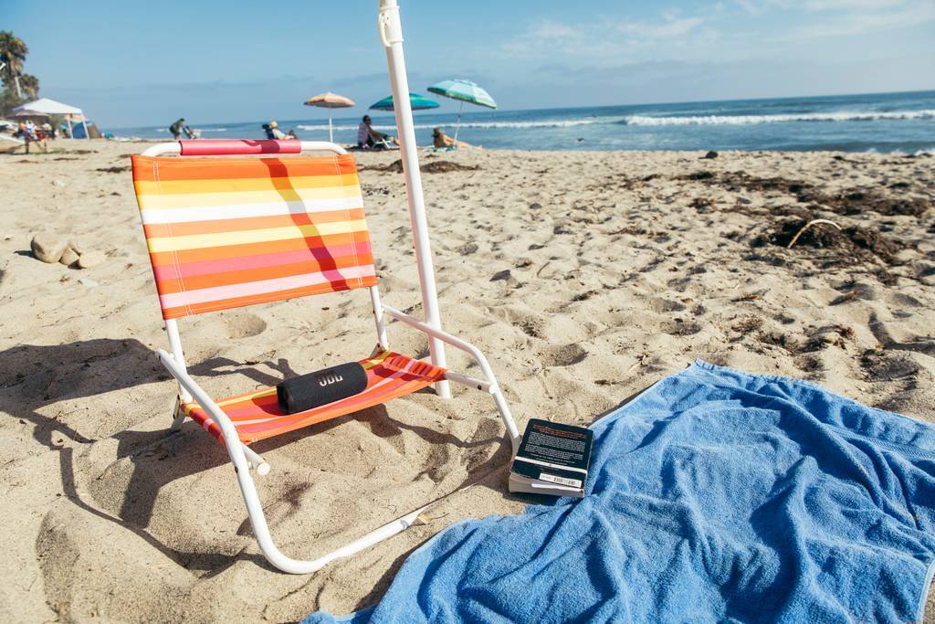 dni na pláži s bezdrôtovým reproduktorom JBL Flip 6