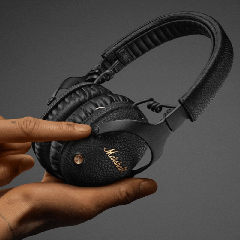 Legendárne „M“ tlačidlo na slúchadlách Monitor III A.N.C. vás okamžite spojí s tými najdôležitejšími funkciami.