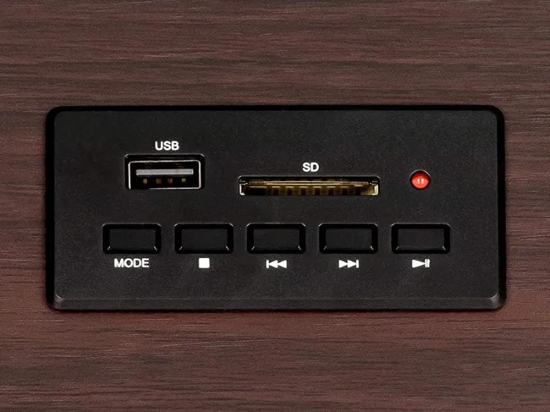 Prehrávajte hudbu pohodlne a bez prestávok cez USB, SD kartu alebo AUX IN vstup rádia Roadstar HRA 1345NUS/WD.