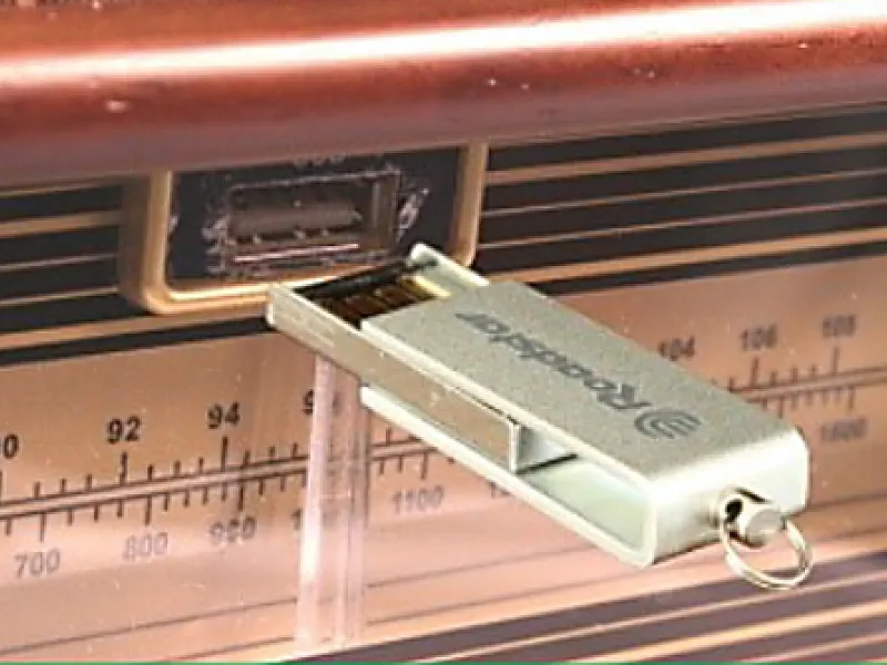 Vďaka USB a AUX IN vstupom gramofónu Roadstar HIF-1996D+BT máte všetku obľúbenú hudbo vždy po ruke aj bez nepohodlného noesenia všetkých hudobných nosičov, ktoré máte.