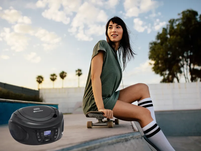 FM a DAB+ Tuner Roadstar CDR-375D+/BK vám prinesie kopu muziky.