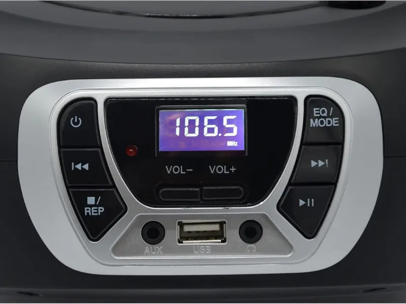 USB vstup rádia Roadstar CDR-365U/SL vám umožní prehrávať všetku vašu obľúbenú hudbu.