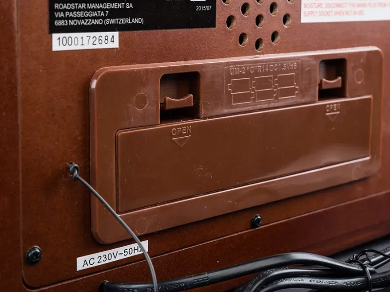 Vďaka napájaniu z batérií možete počúvať rádio Roadstar HRA 1500/N kdekoľvek ste