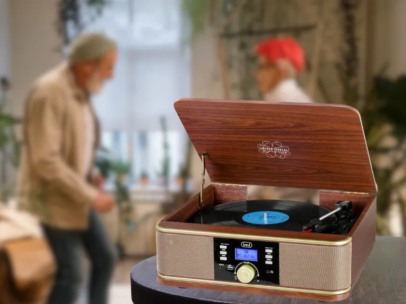 Nie je vinylová platňa, s ktorou by si gramofón Trevi TT 1042 DAB+ neporadil.