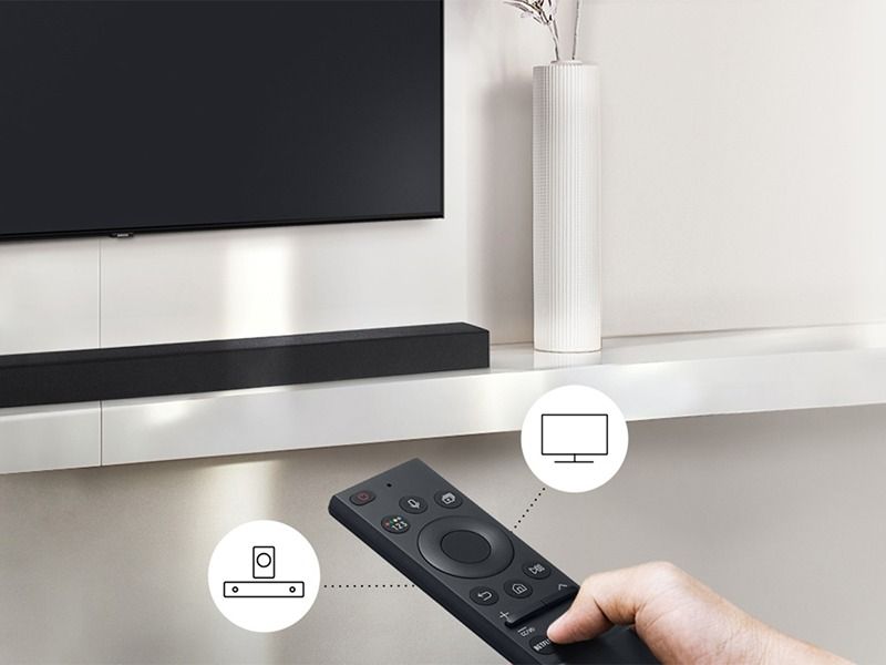 Soundbar Samsung s ovládačom One Remote Control pre ovládanie soundbaru priamo z TV