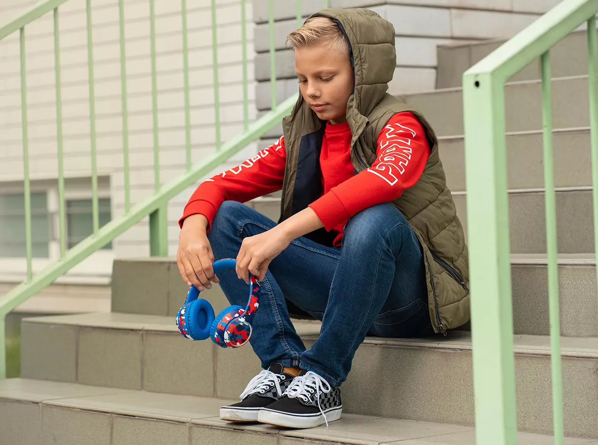SencorSEP710BTBL bezdr&aacute;tov&aacute; sluch&aacute;tka