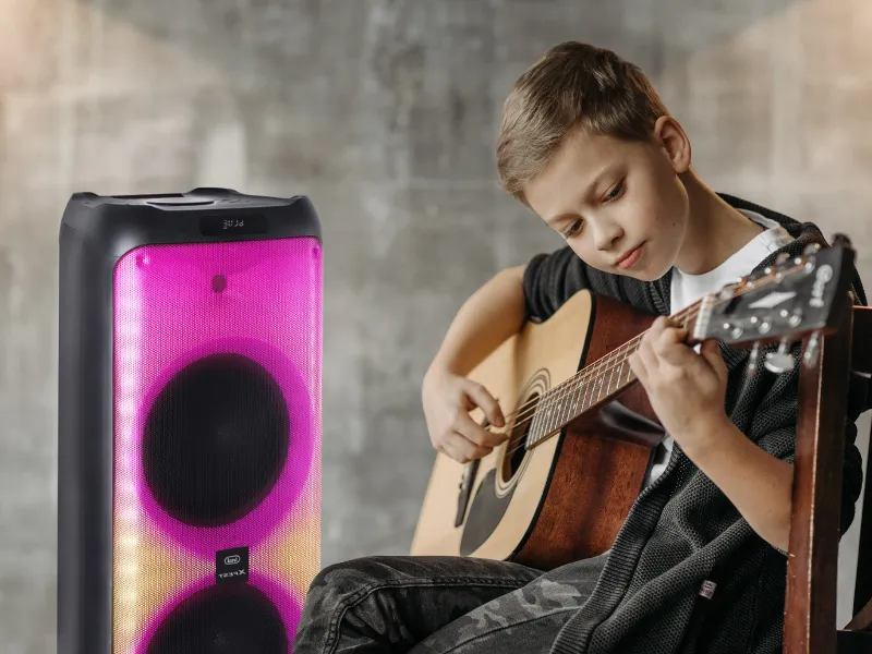 Pripojte mikrofón k párty reproduktoru Trevi XF 4100 PRO a premeňte váš večer na epickú karaoke párty plnú smiechu, hudby a nezabudnuteľných momentov s vašimi najbližšími.