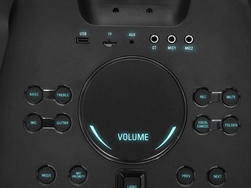 Reproduktory s rdiom ponkaj rzne možnosti konektivity.