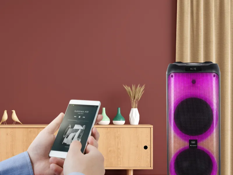Pripojte cez bluetooth svoj rtelefón alebo tablet k párty reproduktoru Trevi XF 4100 PRO a nezabudnuteľný večierok môže začať.