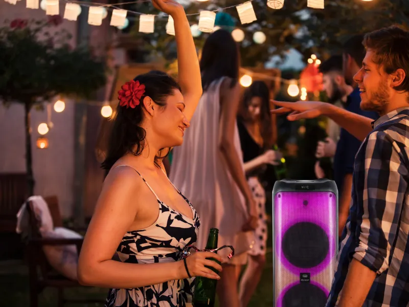 Nechajte sa uniesť 300 W hudobným výkonom párty reproduktora Trevi XF 4100 PRO, a to nielen doma, ale aj na cestách.