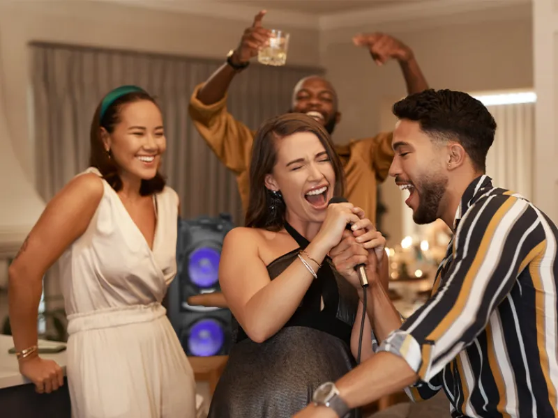 Pripojte mikrofón k párty reproduktoru Trevi XF 4500 DJ a premeňte váš večer na epickú karaoke párty plnú smiechu, hudby a nezabudnuteľných momentov s vašimi najbližšími.