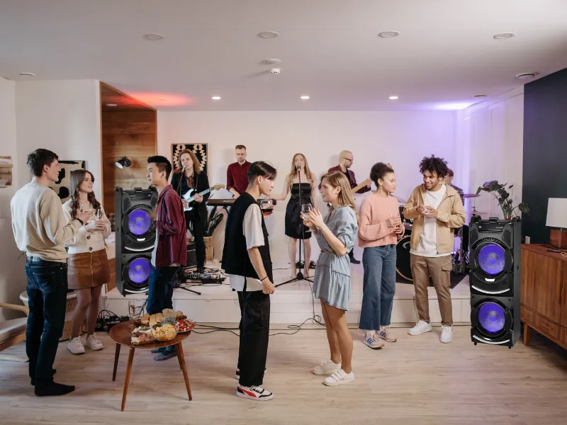 Pripojte tento párty reproduktor k ďalšiemu zariadeniu XF 4500 DJ a nechajte sa unášať ešte silnejším a plnším zvukom.