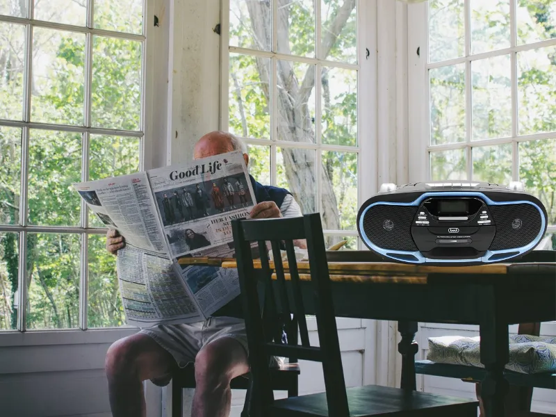 Či už si chcete vypočuť najnovšie hity, klasiku alebo spravodajstvo, Trevi CMP 574 USB Blue vám pomocou FM tunera splní všetko, po čom túžite.