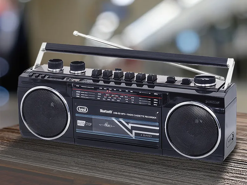 Rádiomagnetofón Trevi RR 501BT Black v ikonickom retro dizajne vám prinesie autentický hudobný zážitok éry 80. rokov.