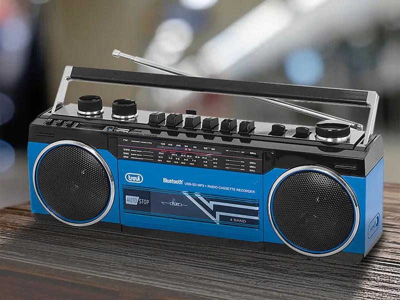 Rádiomagnetofón Trevi RR 501BT Blue v ikonickom retro dizajne vám prinesie autentický hudobný zážitok éry 80. rokov.