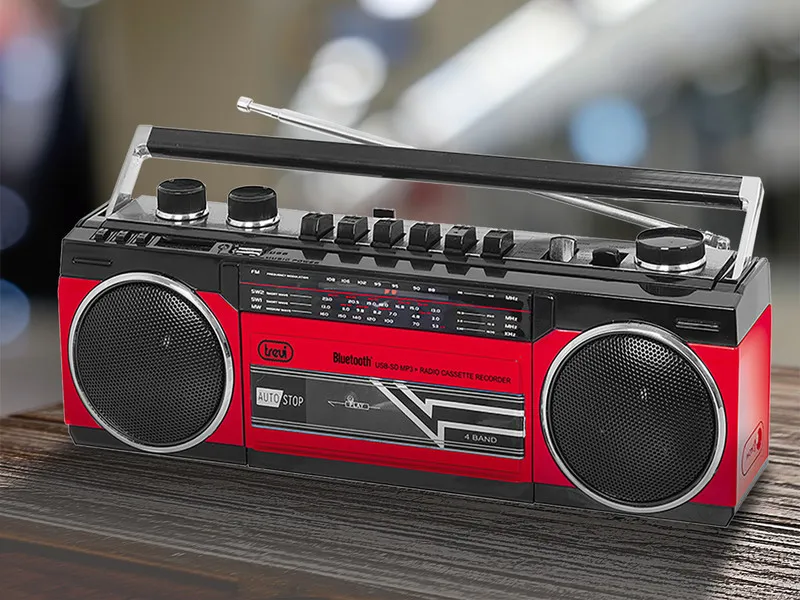 Rádiomagnetofón Trevi RR 501BT Red v ikonickom retro dizajne vám prinesie autentický hudobný zážitok éry 80. rokov.