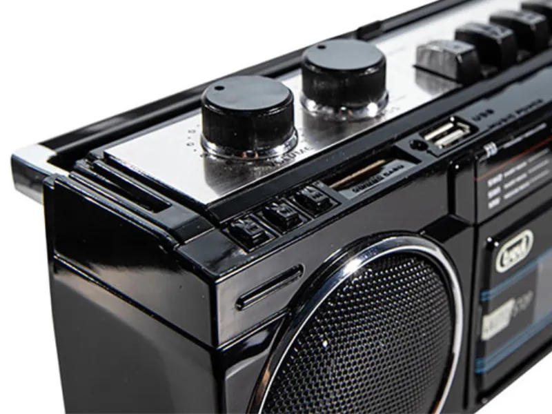 Pripojte USB disk či pamäťovú kartu s MP3 súbormi k magnetofónu Trevi RR 501BT Black a užívajte si obľúbené skladby pomocou 2 reproduktorov.