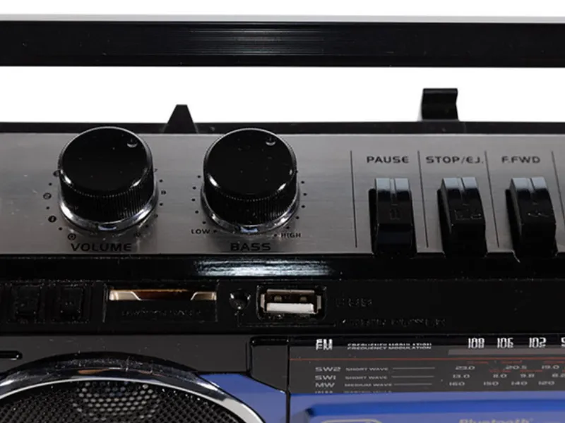 Pripojte USB disk či pamäťovú kartu s MP3 súbormi k magnetofónu Trevi RR 501BT Blue a užívajte si obľúbené skladby pomocou 2 reproduktorov.